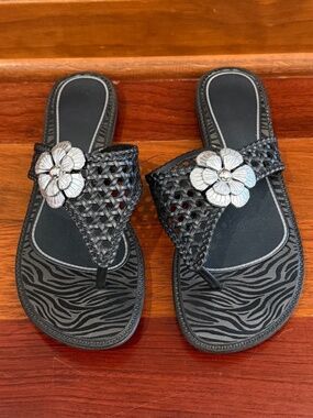 Grendene Women's Jelly flip Flops Black & Silver Flower Sandals Beach, Size 7